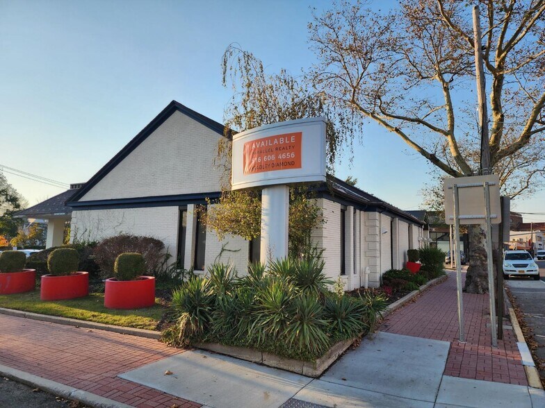 More Photos Of 540 Middle Neck Rd, Great Neck Bank For Lease