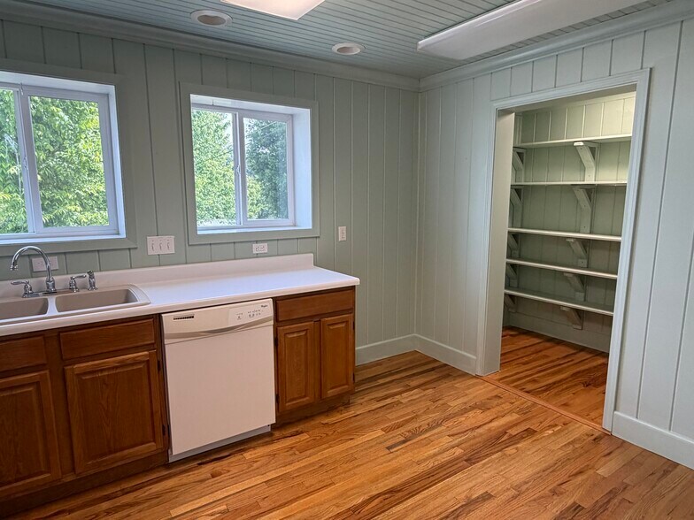 More Photos Of 205 S Armstrong Rd, Rogersville Loft Creative Space For Sale