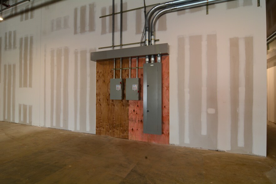 More Photos Of 1080-1140 Old Country Rd, Riverhead Unknown For Lease