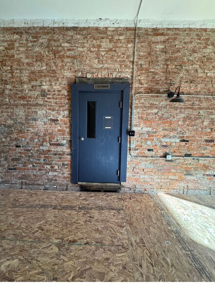 More Photos Of 648 E McMillan St, Cincinnati Storefront Retail Residential For Lease