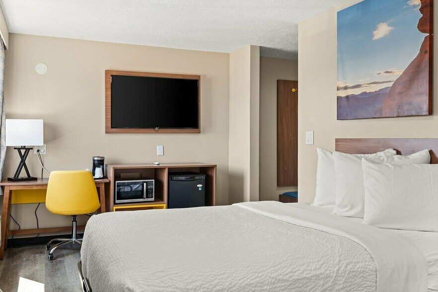 More Photos Of 1520 Candelaria Rd NE, Albuquerque Hotel For Sale