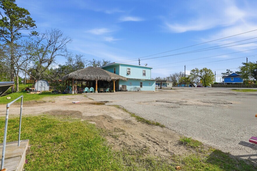 More Photos Of 2914 Old Highway 146, La Porte Bar For Sale