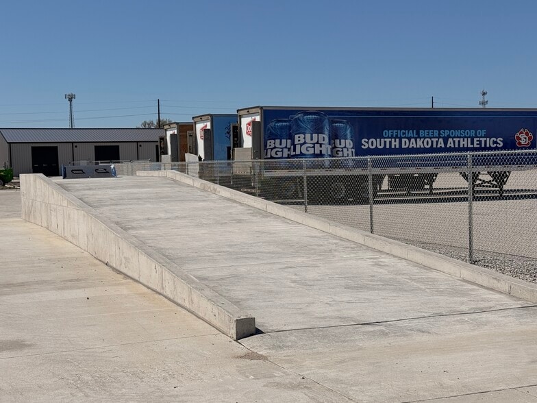 More Photos Of 5481 NE 22nd St, Des Moines Flex For Lease