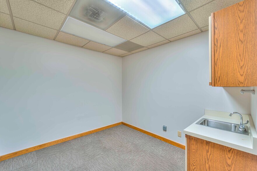 More Photos Of 900 E Michigan Ave, Jackson Office For Lease