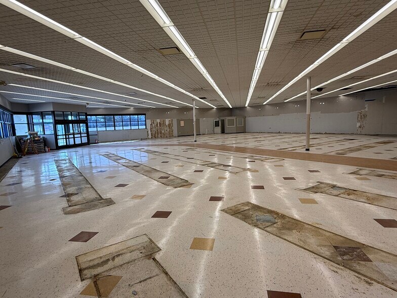 More Photos Of 305 W Main St, Ottawa Drugstore For Lease