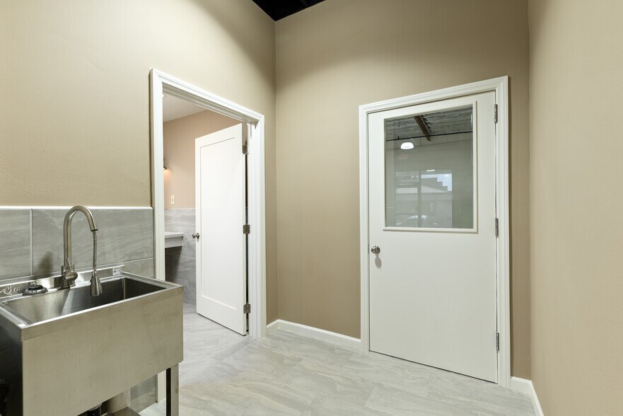 More Photos Of 1595 Walter St, Ventura Warehouse For Lease