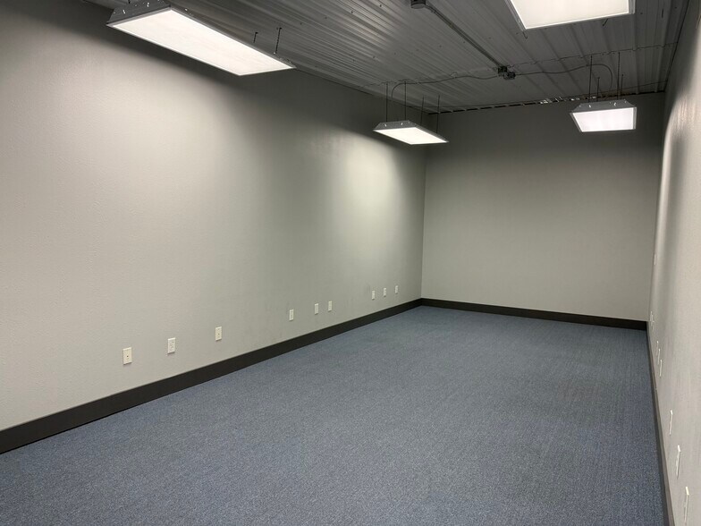 More Photos Of 223 N Seymour St, Fond Du Lac Manufacturing For Lease