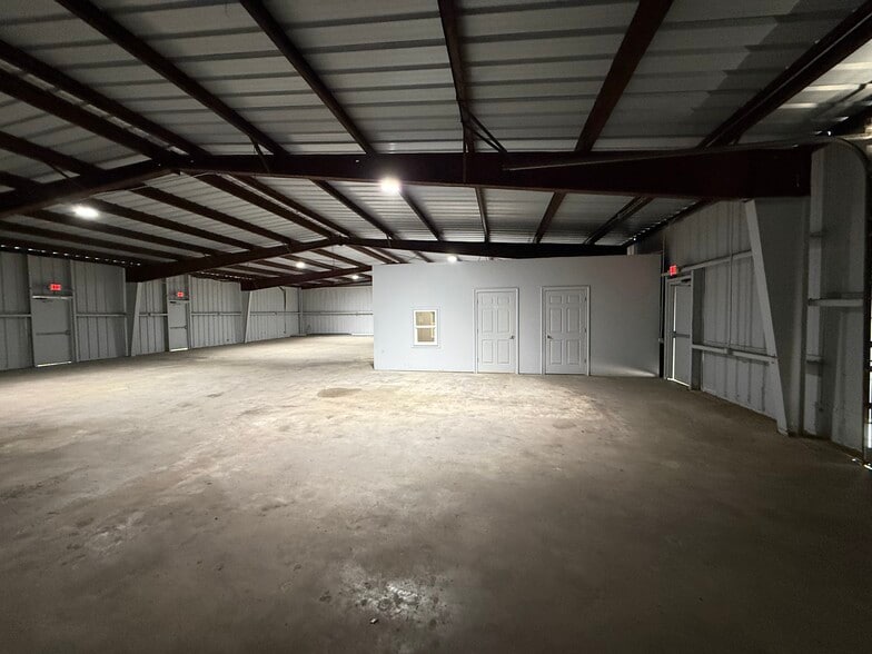 More Photos Of 6229 Dixie Dr, Houston Warehouse For Lease