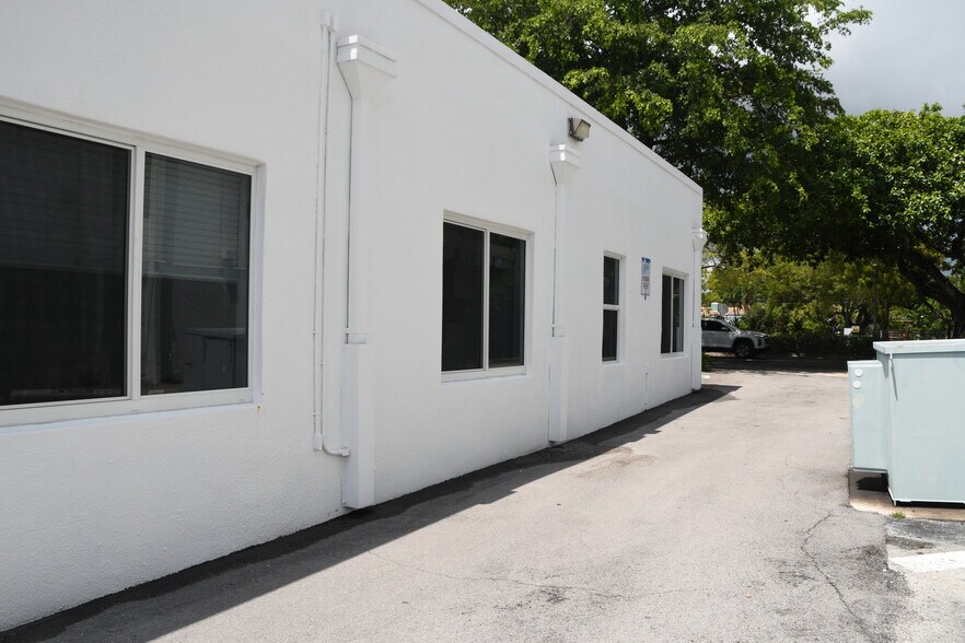 More Photos Of 1920 SW 22nd St, Miami Medical For Lease