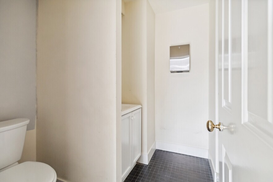 More Photos Of 239 N Broadway, Lexington Office Residential For Sale