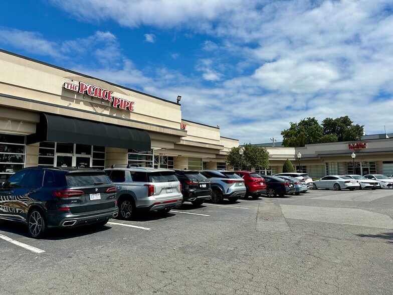 More Photos Of 204 W Woodlawn Rd, Charlotte Unknown For Lease