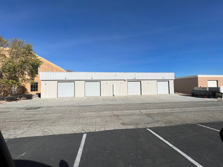 More Photos Of 15329 Bonanza Rd, Victorville Showroom For Lease