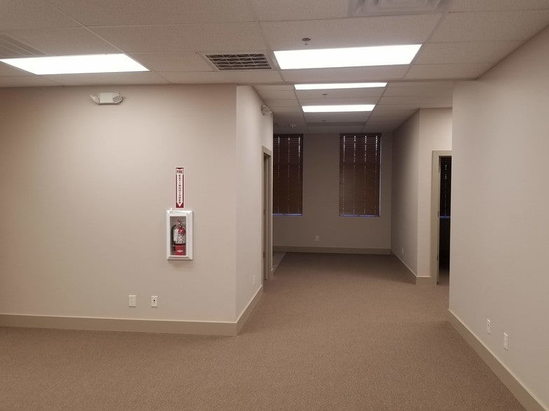 More Photos Of 409 N Oak St, Roanoke Storefront Retail Office For Lease