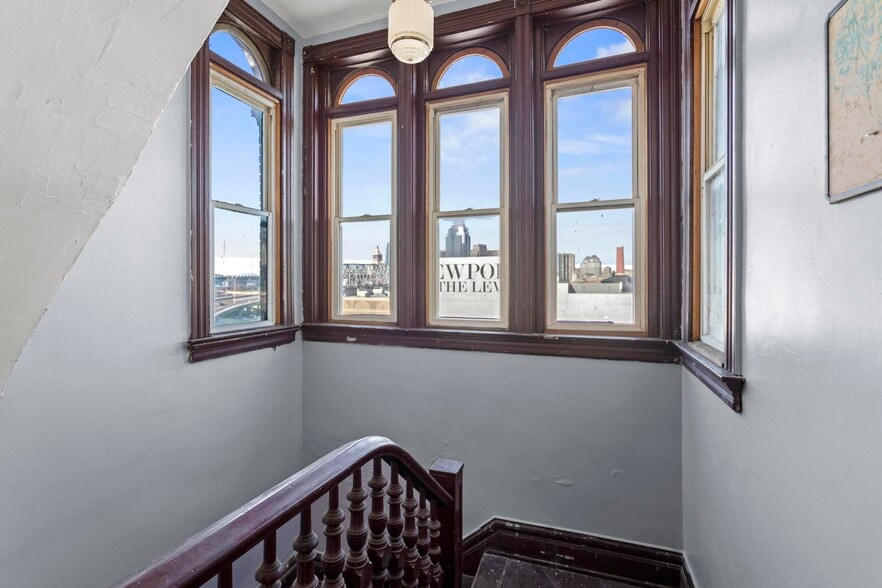 More Photos Of 24 E 3rd St, Newport Bar For Sale