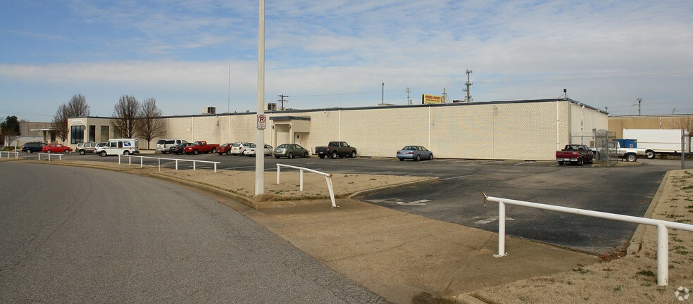 More Photos Of 3600 Regal Blvd, Memphis Showroom For Lease