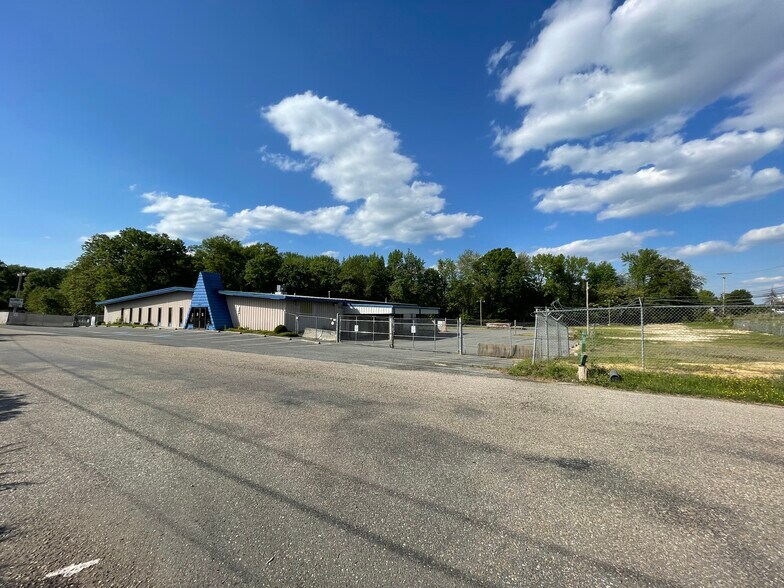More Photos Of 11740 Vernon Rd, Waldorf Warehouse For Lease