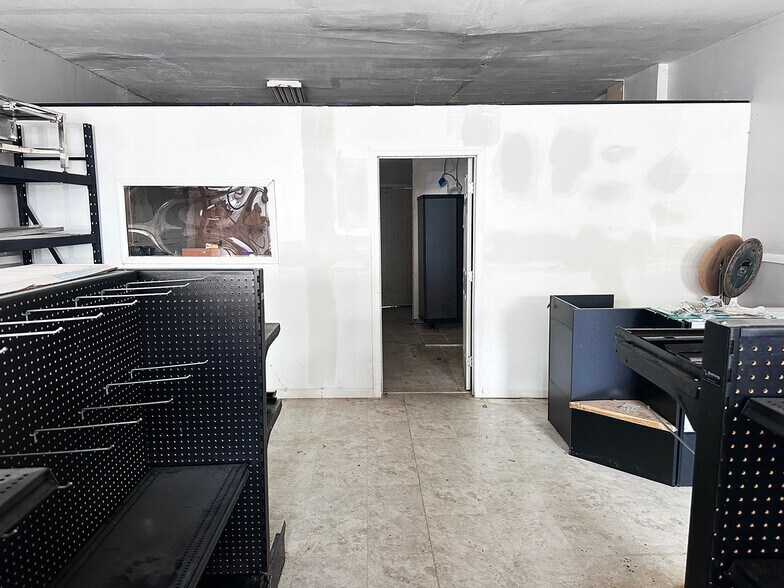 More Photos Of 204 N Maryland Ave, Wilmington Flex For Sale