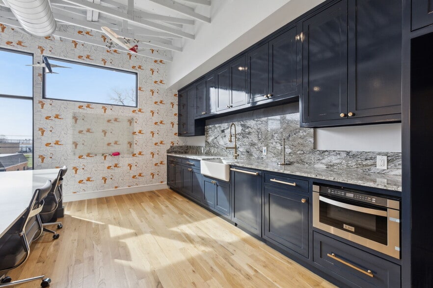 More Photos Of 4763 Algiers St, Dallas Loft Creative Space For Sale