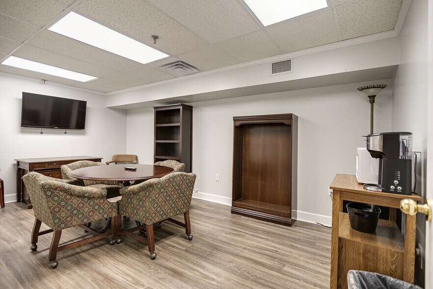 More Photos Of 809 S Main St, Columbia Office For Sale