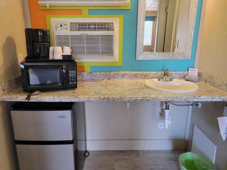 More Photos Of 1313 W Cherry St, Vermillion Hotel For Sale