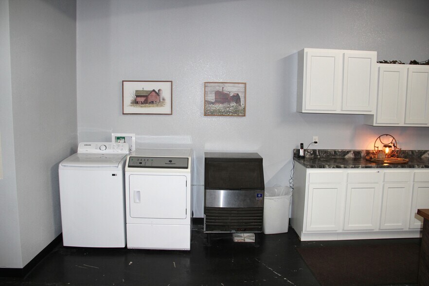 More Photos Of 446 S Main St, Winner General Retail For Sale