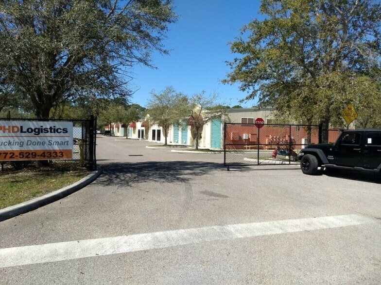 More Photos Of 7064 Sampey Rd, Groveland Light Manufacturing For Lease