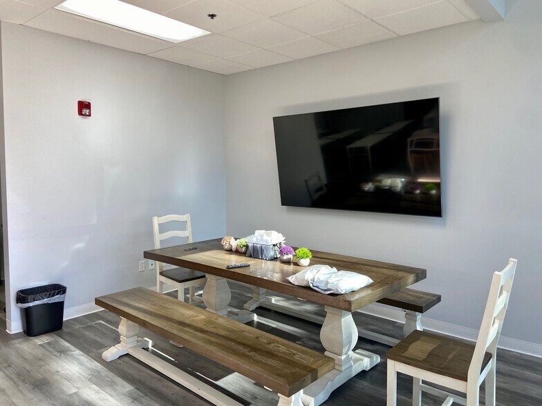 More Photos Of 28303-28319 W Industry Dr, Valencia Warehouse For Lease