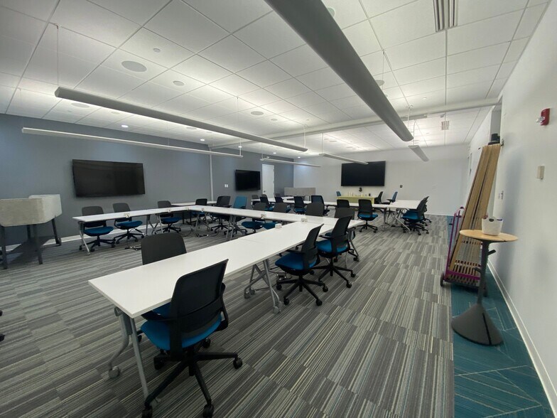 More Photos Of 13640-13690 Riverport Dr, Maryland Heights Office For Lease