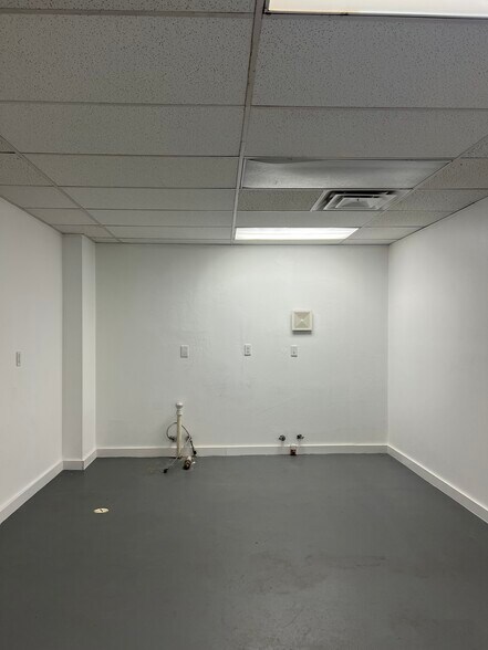 More Photos Of 209-211 S 5th St, Chickasha Storefront For Lease