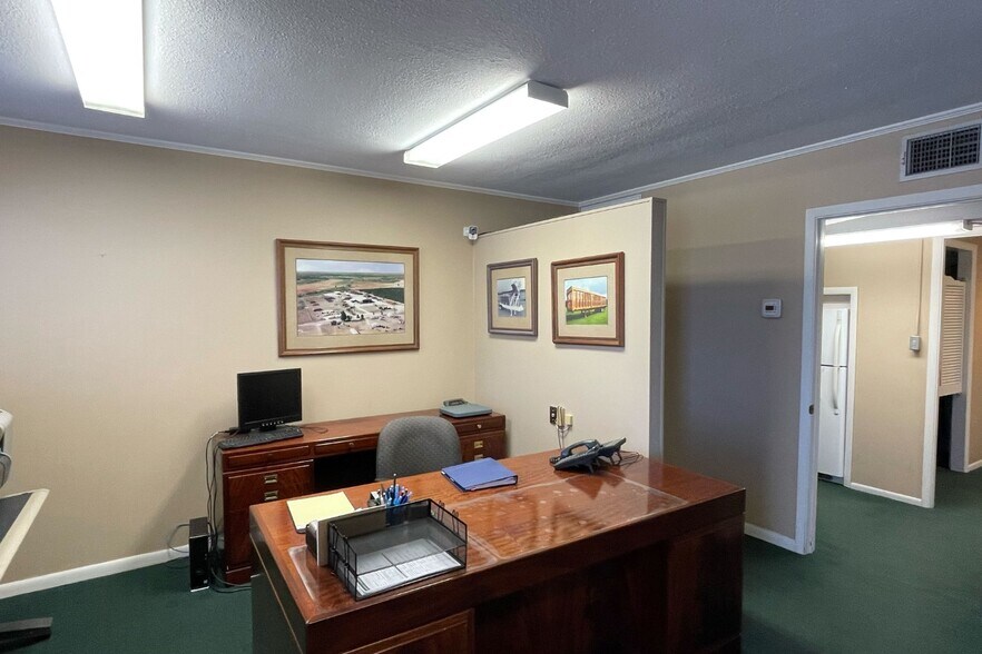 More Photos Of 100 Thornhill Rd, Auburndale Manufacturing For Sale