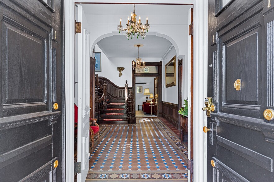 More Photos Of 402 E Gaston St, Savannah Hospitality For Sale