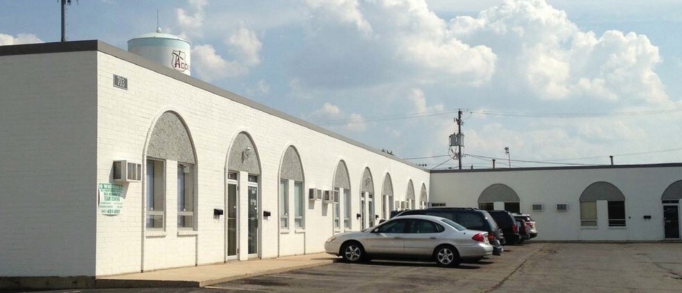 More Photos Of 703 W Annoreno Dr, Addison Warehouse For Lease