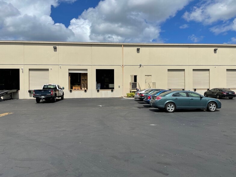 More Photos Of 6600-6626 Kingspointe Pky, Orlando Distribution For Lease