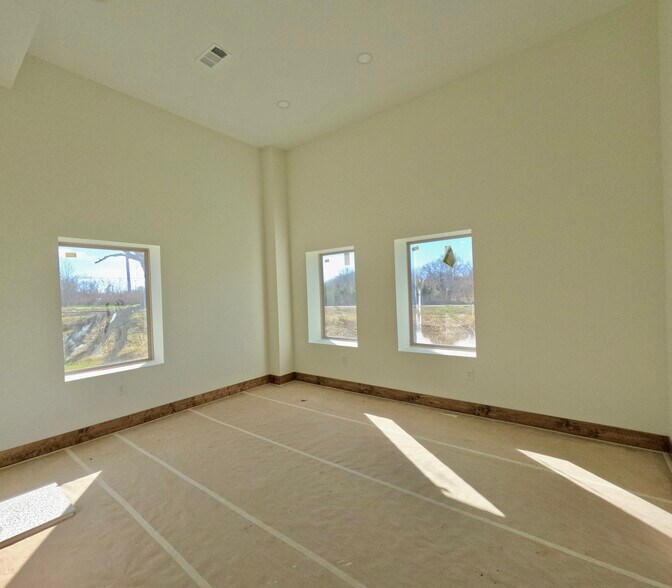 More Photos Of 1050 Cairo Rd, Gallatin Warehouse For Lease