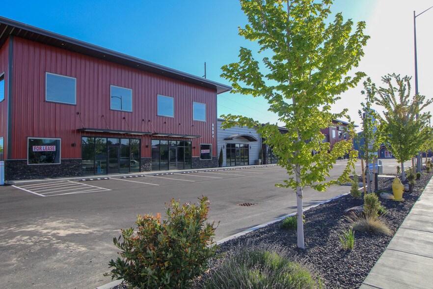 More Photos Of 8804 W Victoria Ave, Kennewick Showroom For Lease