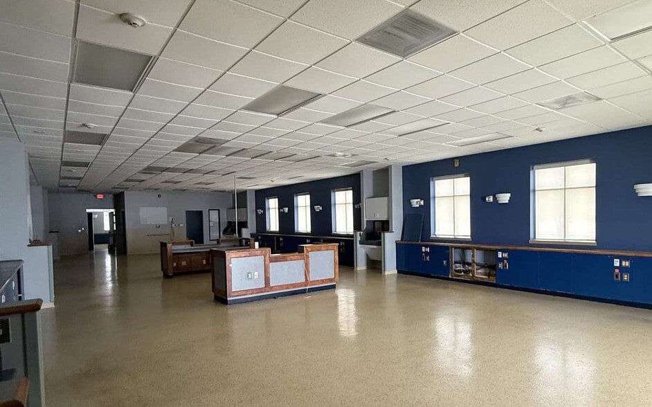 More Photos Of 305 River Dr, LaFollette Medical For Sale