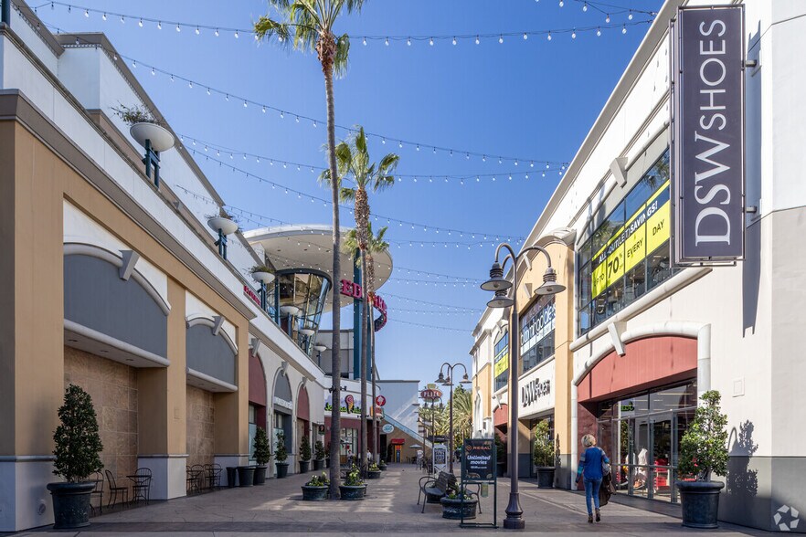 More Photos Of 940 S Coast Dr, Costa Mesa Office For Lease