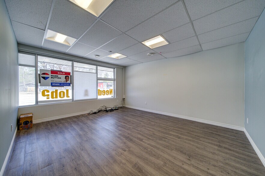 More Photos Of 1367 Mosley St, Wasaga Beach Office For Sale