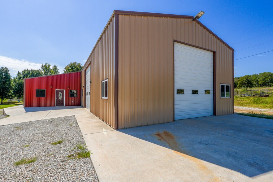 More Photos Of 352247 E 1040, Prague Auto Repair For Lease