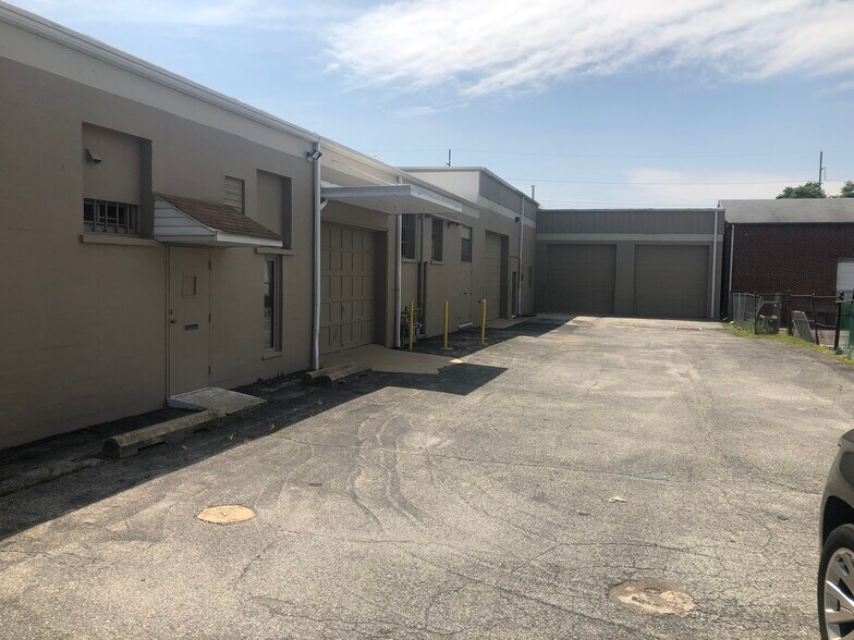 More Photos Of 110-112 W Market St, Newport Freestanding For Lease