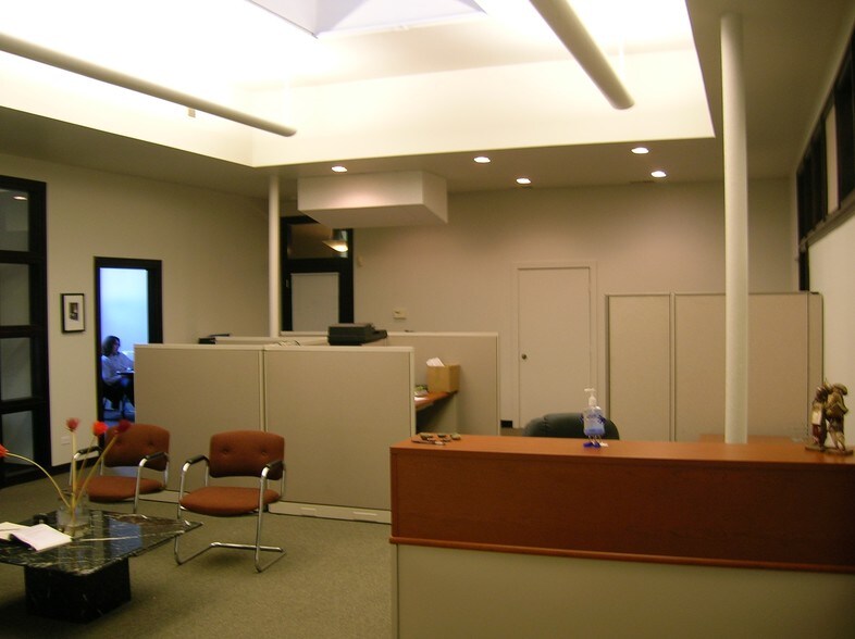 More Photos Of 1940-1952 N Elston Ave, Chicago Freestanding For Lease
