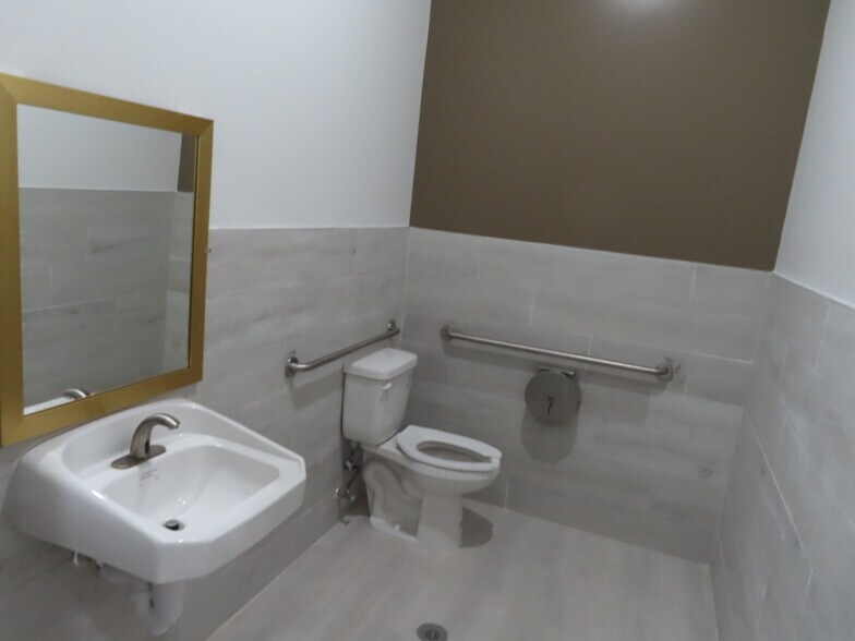 More Photos Of 1824 N Hampton Rd, DeSoto Storefront Retail Office For Lease