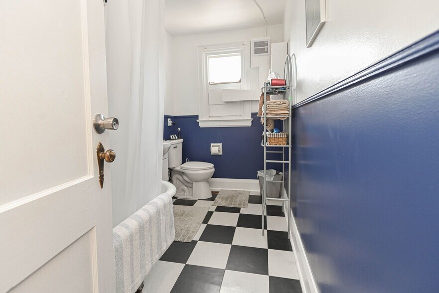 More Photos Of 37 Dundas St W, Mississauga Storefront Retail Residential For Sale