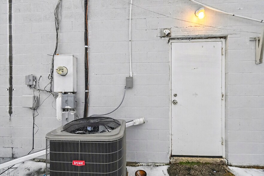 More Photos Of 306 S Cedar St, Mason Freestanding For Lease