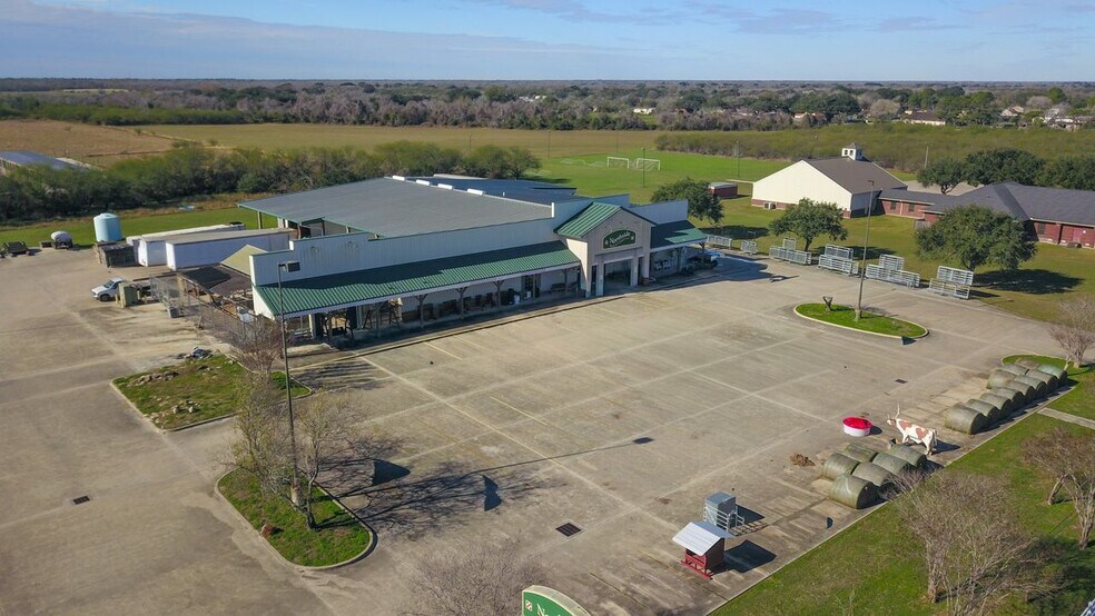 More Photos Of 5705 N Main St, Victoria General Retail For Sale