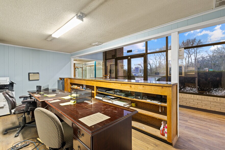 More Photos Of 2100 E Front St, Tyler Flex For Sale