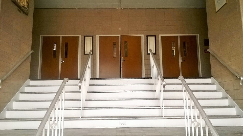 More Photos Of 1291 Elmwood Ave, Cranston Schools For Sale