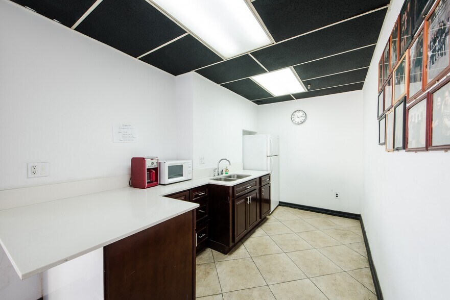 More Photos Of 6000 Avalon Blvd, Los Angeles Warehouse For Lease