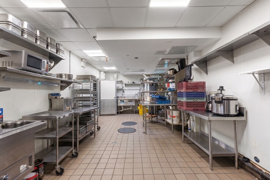 More Photos Of 24 Navy Pier Ct, Staten Island Restaurant For Lease