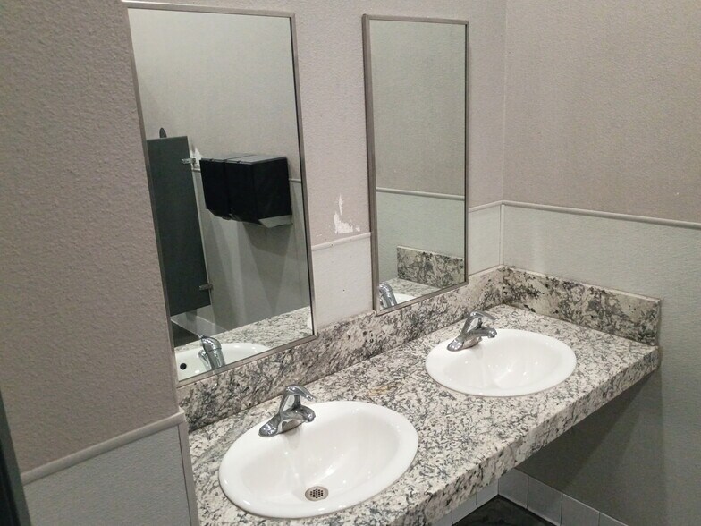 More Photos Of 712 Fulton St, Fresno Storefront For Lease